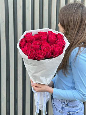 Охапка кенийских роз Madam Cerise 50 см