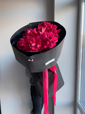 Вывернутые малиновые розы 7 шт. в черном оформлении