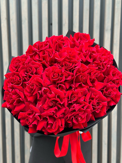 Эквадорские вывернутые красные розы в чёрном оформлении