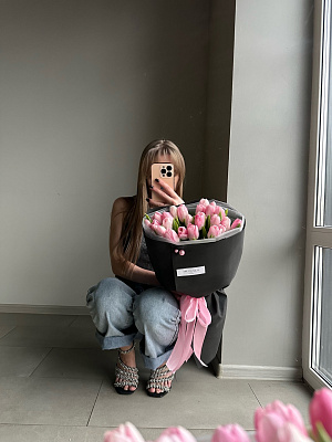 Нежно-розовые тюльпаны в черном оформлении 25 шт.