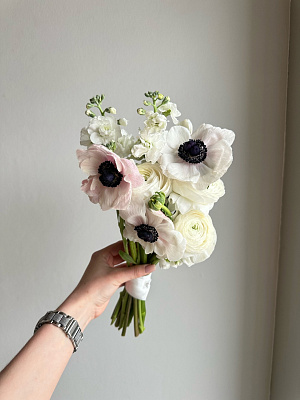 Ассиметричный букет с анемонами