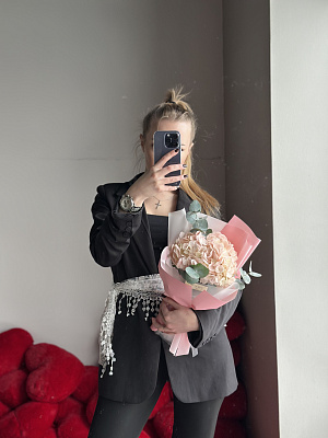 Букет-комплимент с розовой гортензией и эвкалиптом