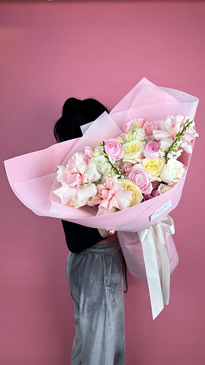 Весенний букет с ранункулюсами и цветущими ветками