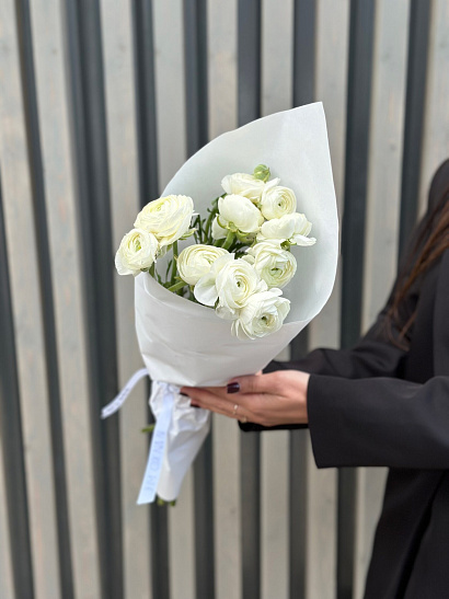 Охапка белых ранункулюсов