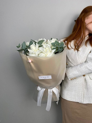 Вывернутые розы с эвкалиптом