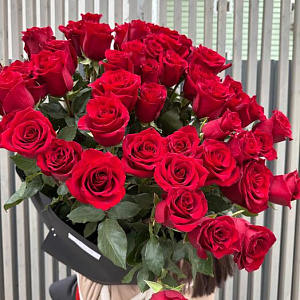51 метровая роза в роскошном букете