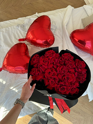 Вывернутые красные розы в чёрном оформлении
