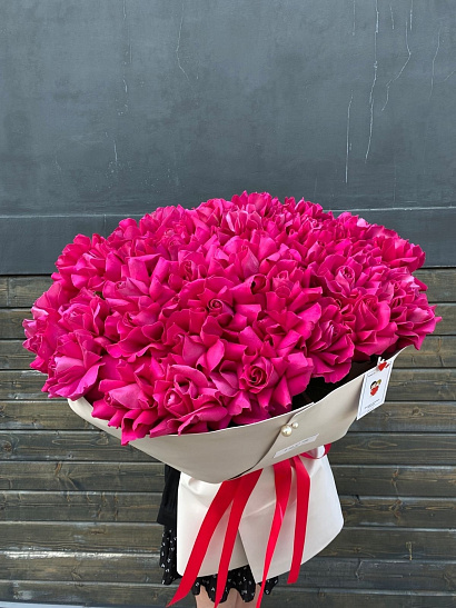 Яркие вывернутые эквадорские розы 51 шт.