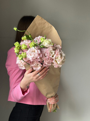 Охапка бело-розовых эустом