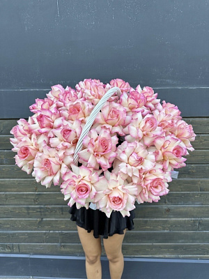 Корзина вывернутых нежных роз