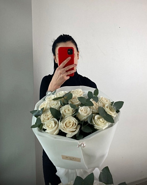 Эквадорские белые розы с эвкалиптом