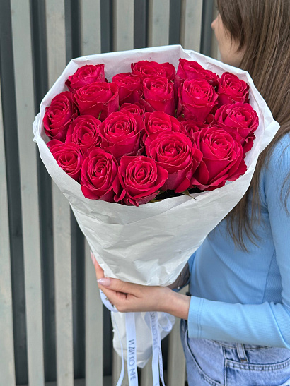 Охапка кенийских роз Madam Cerise 50 см