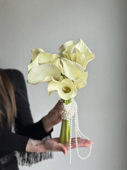 Каллы с жемчугом