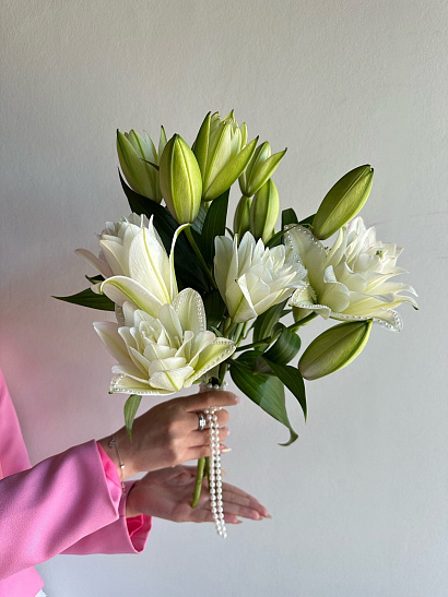 Букет невесты из белых пионовидных лилий
