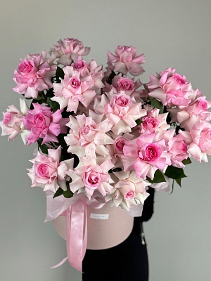 Коробка вывернутых нежных розовых роз