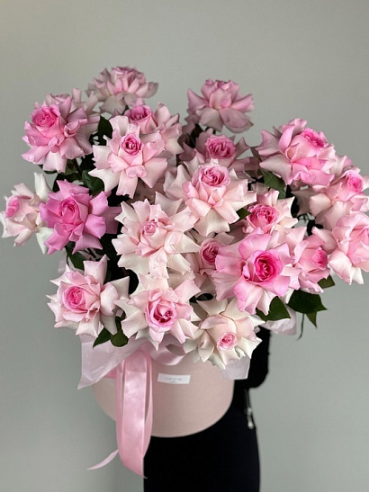 Коробка вывернутых нежных розовых роз