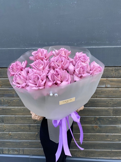 Эквадорские сиреневые розы в матовой пленке