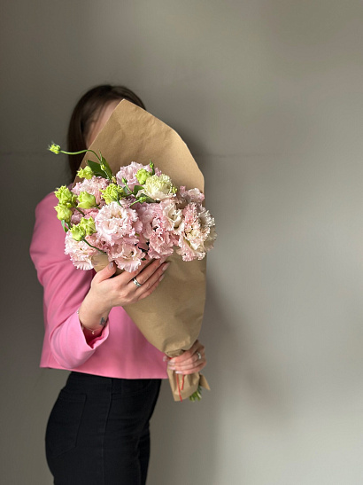 Охапка бело-розовых эустом