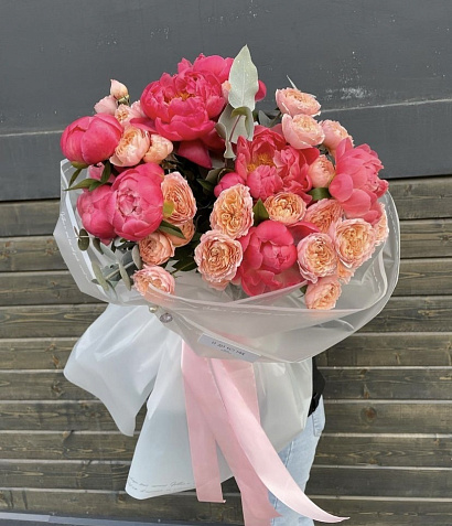 Охапка пионов и кустовых роз