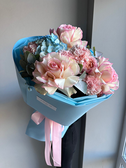 Авторский букет в розово-голубых оттенках