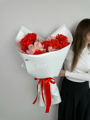 Авторский букет из эквадорских роз Nina и Hermosa