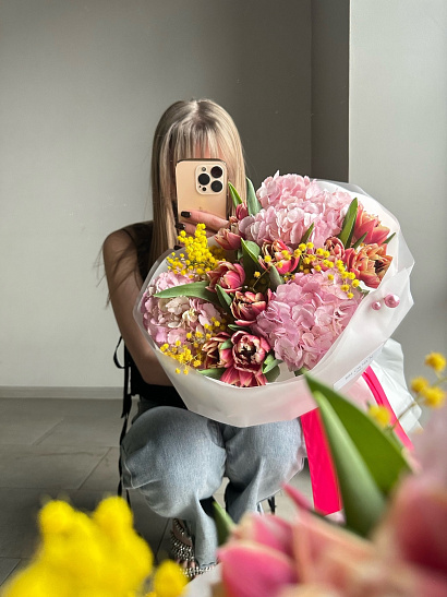 Весенний букет из гортензий, тюльпанов и мимозы