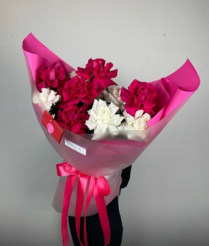 Вывернутые белые и малиновые эквадорские розы