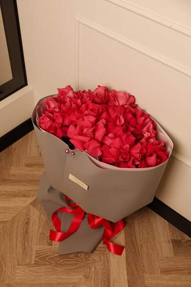 Моно букет малиновых эквадорских роз