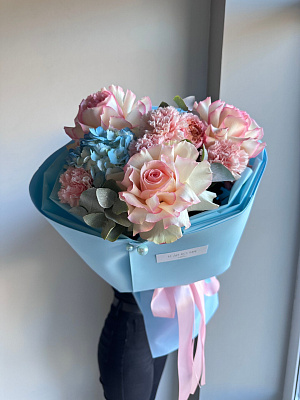Авторский букет в розово-голубых оттенках