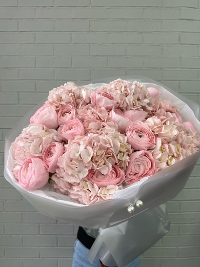 Гортензии с ранункулюсами, размер M