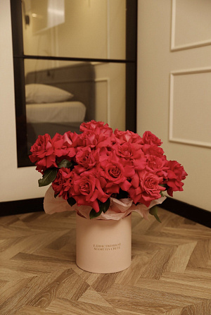 Коробка малиновых роз для мамочки