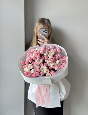 Нежный поцелуй - охапка кустовых роз