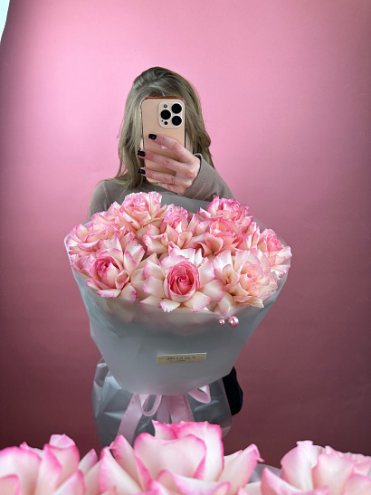 Эквадорские вывернутые нежные розы в матовом оформлении