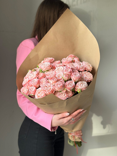 Охапка кустовой пионовидной розы Madam Bombastic 50 см