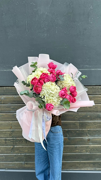 Гортензии + кустовые пионовидные розы