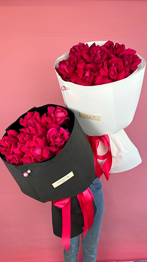 Вывернутые малиновые розы 7 шт. в черном оформлении