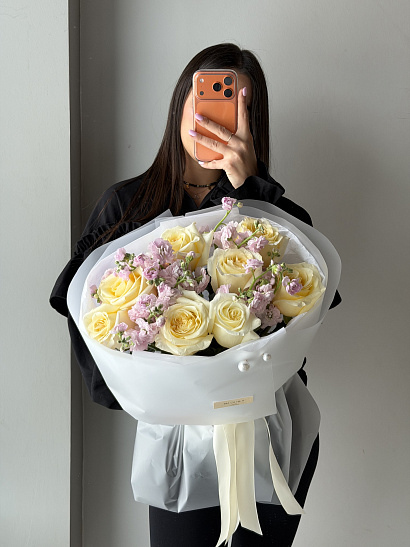 Букет с кремовой пионовидной розой и маттиолой | Премиум цветы с быстрой доставкой