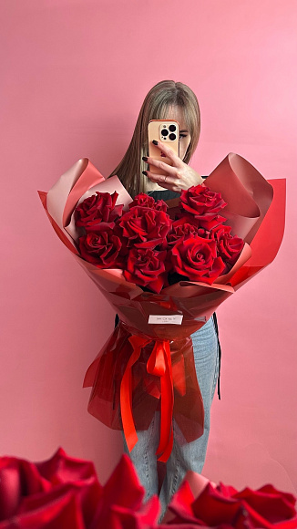 Эквадор. красные розы в авторском бордо оформлении