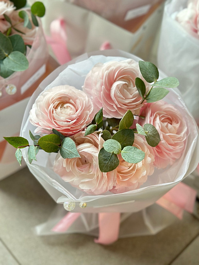 Ранункулюсы 5 шт. с эвкалиптом