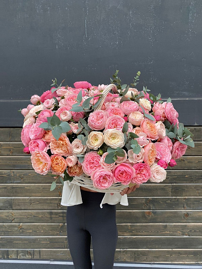 Невероятная пионовидная корзина из кустовых роз