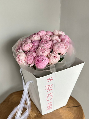 Розовые пионы в матовой пленке и в коробке