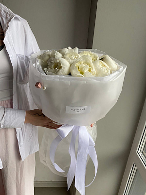 Белые пионы в матовой плёнке