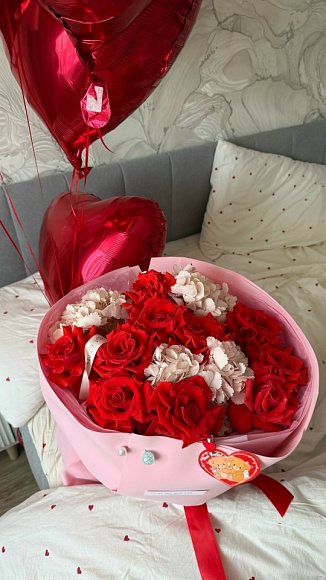 Розовые гортензии с эквадорскими розами Nina