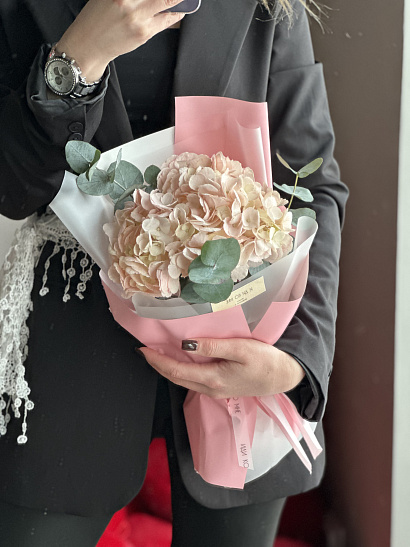 Букет-комплимент с розовой гортензией и эвкалиптом