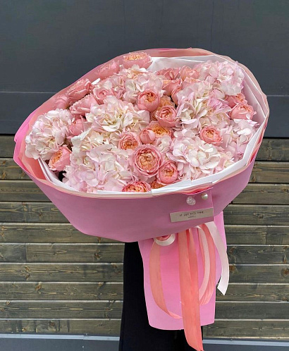 Пионовидные кустовые розы с гортензиями