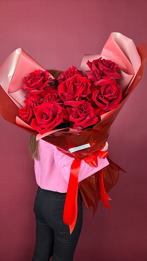 Эквадор. красные розы в авторском бордо оформлении