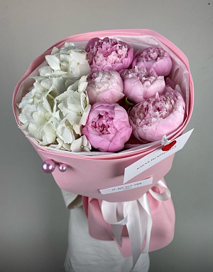 Пионы с гортензией