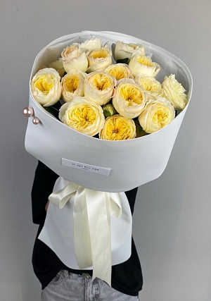 Лимонные кустовые розы в белом оформлении