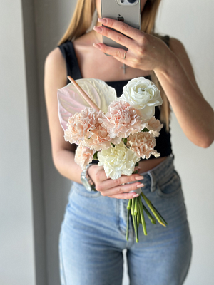 Антуриум с ранункулюсами в бело-розовой гамме