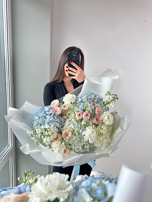 Авторский букет с гортензиями и кустовыми розами